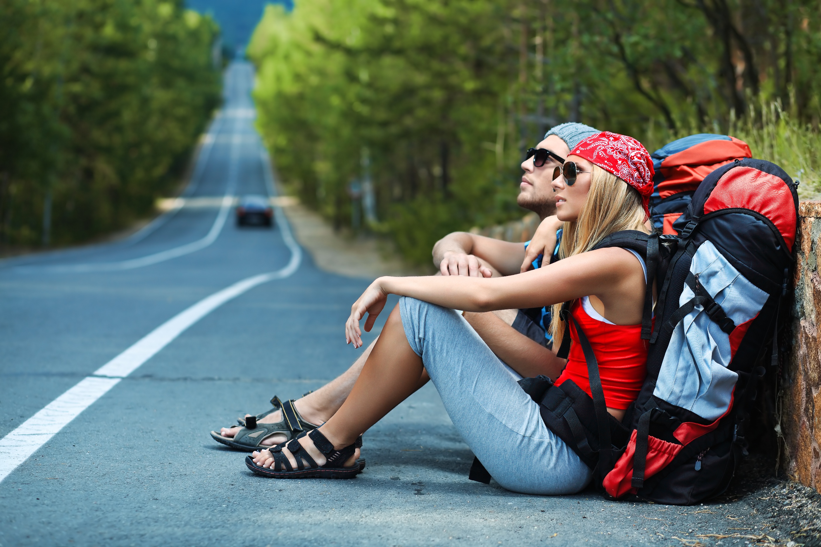 Couchsurfing daje duże możliwości taniego podróżowania, czy to autem, czy środkami komunikacji publicznej.