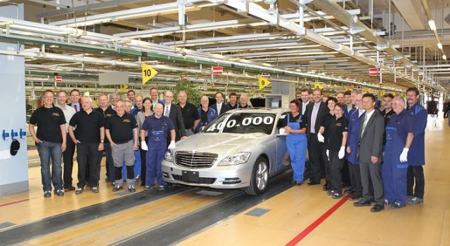W fabryce Mercedes-Benz Sindelfingen pracownicy uczcili fakt, że z taśmy produkcyjnej zjechał Mercedes Klasa S nr 400 000. Fot. Mercedes