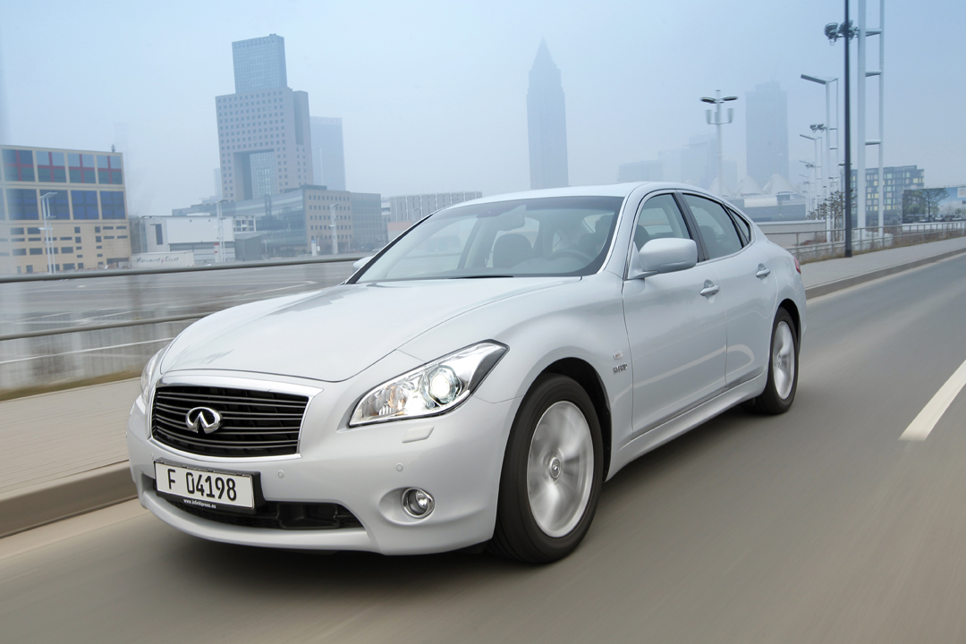 Komfort tłumienia nierówności podczas jazdy Infiniti M35h jest bardzo wysoki. Fot. Infiniti