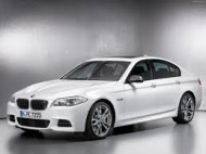 BMW M550d xDrive- ma pod maską motor wysokoprężny z trzema turbinami o pojemności 3.0 l., mocy 381 KM, a przyspieszenie 0-100 km/h to tylko 4,7 s. Ponadto producent deklaruje, że spalanie tego potwora to średnio tylko ok. 6,3 l. oleju napędowego na 100 km. Jednak wśród wielu wzbudza śmiech, gdyż to pierwsze BMW serii M z silnikiem diesla... BMW M550d xDrive- ma pod maską motor wysokoprężny z trzema turbinami o pojemności 3.0 l., mocy 381 KM, a przyspieszenie 0-100 km/h to tylko 4,7 s. Ponadto producent deklaruje, że spalanie tego potwora to średnio tylko ok. 6,3 l. oleju napędowego na 100 km. Jednak wśród wielu wzbudza śmiech, gdyż to pierwsze BMW serii M z silnikiem diesla...