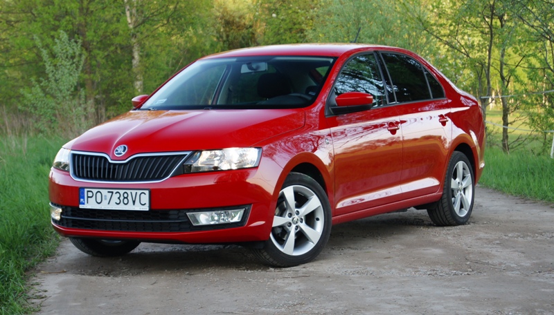 Skoda Rapid pod eleganckim nadwoziem skrywa przestronne wnętrze, duży bagażnik o pojemności 550 l i technologię Volkswagena.