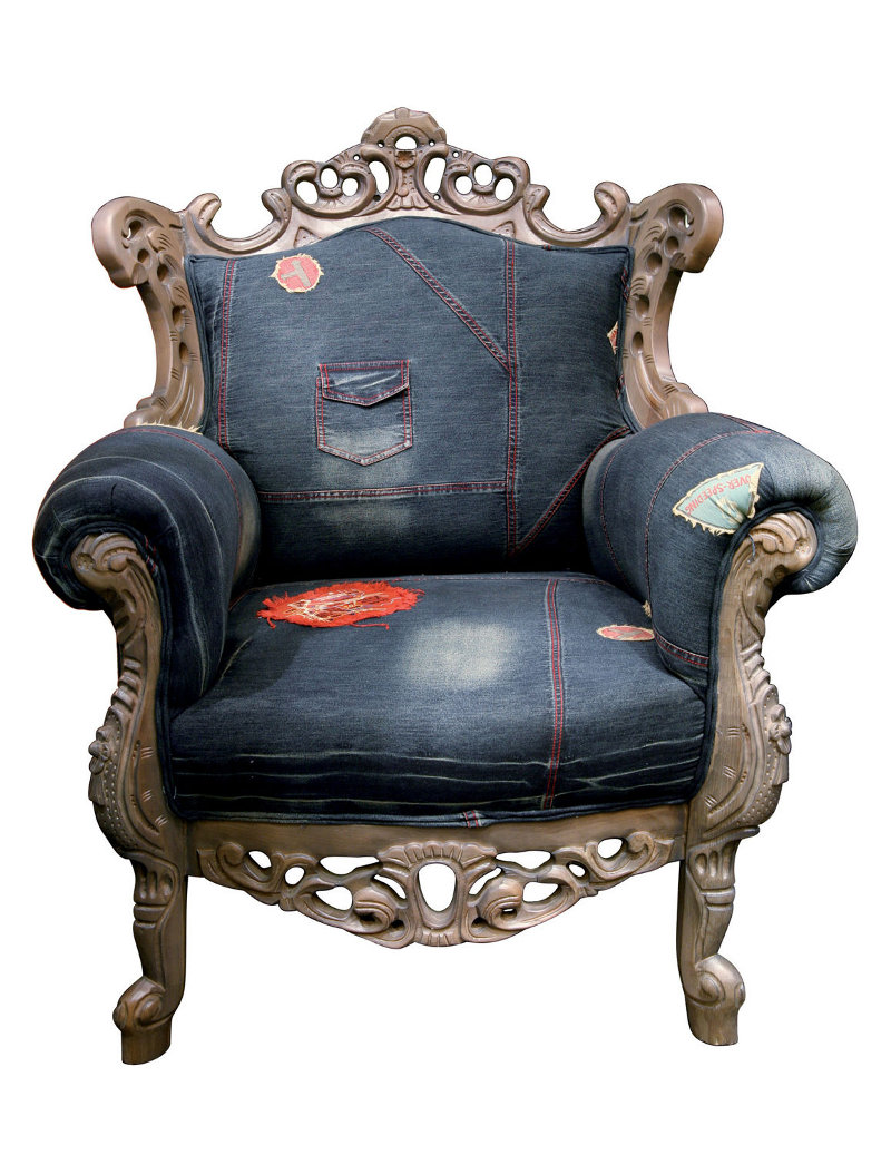 Fotel Mink Jeans to oryginalne połączenie barokowych, królewskich wręcz kształtów z dżinsowym obiciem w stylu vintage. To z pozoru kontrastowe zestawienie prezentuje się doskonale! Takiego fotela nie da się przeoczyć.