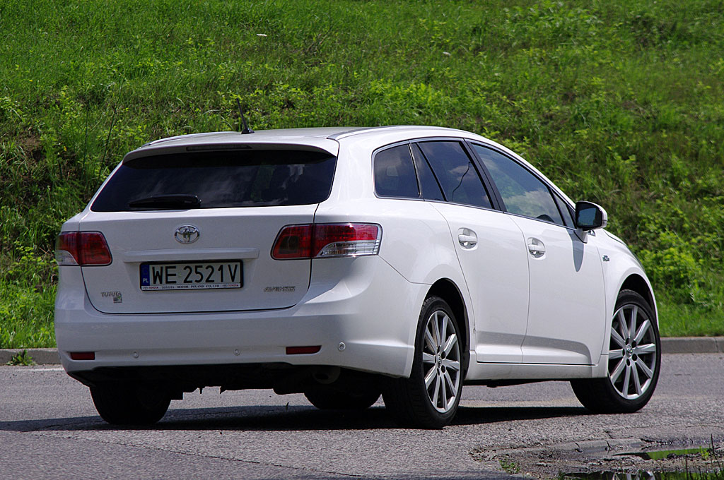 Test Toyota Avensis kombi Czarno na białym Infor.pl