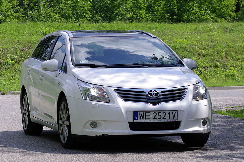 Test Toyota Avensis kombi Czarno na białym Infor.pl